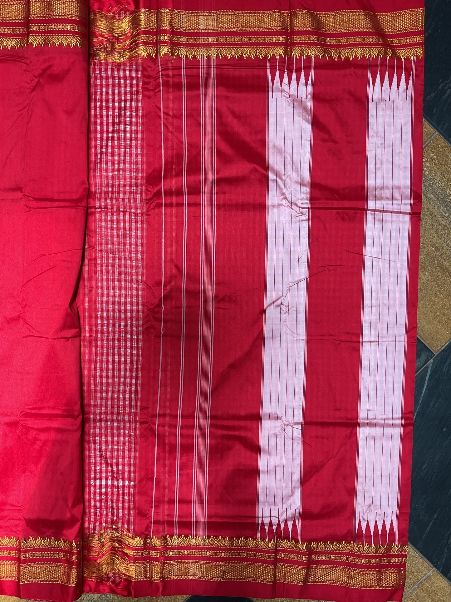 Tum Tum Checks Traditional Ilkal Saree – Red with Silver Pallu