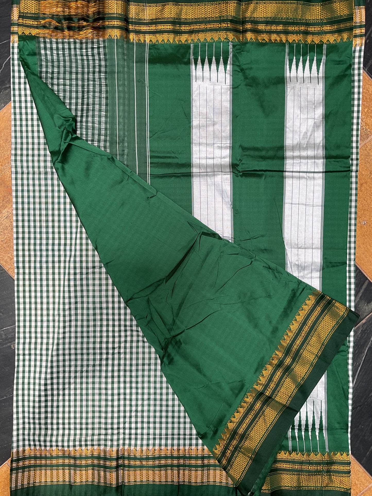 Tum Tum Checks Traditional Ilkal Saree – Green & White with Silver Pallu