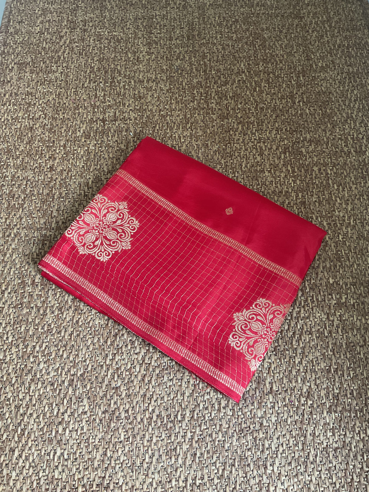 Viscose crepe saree-Maroon Traditional Woven Motifs & Contrast Pallu