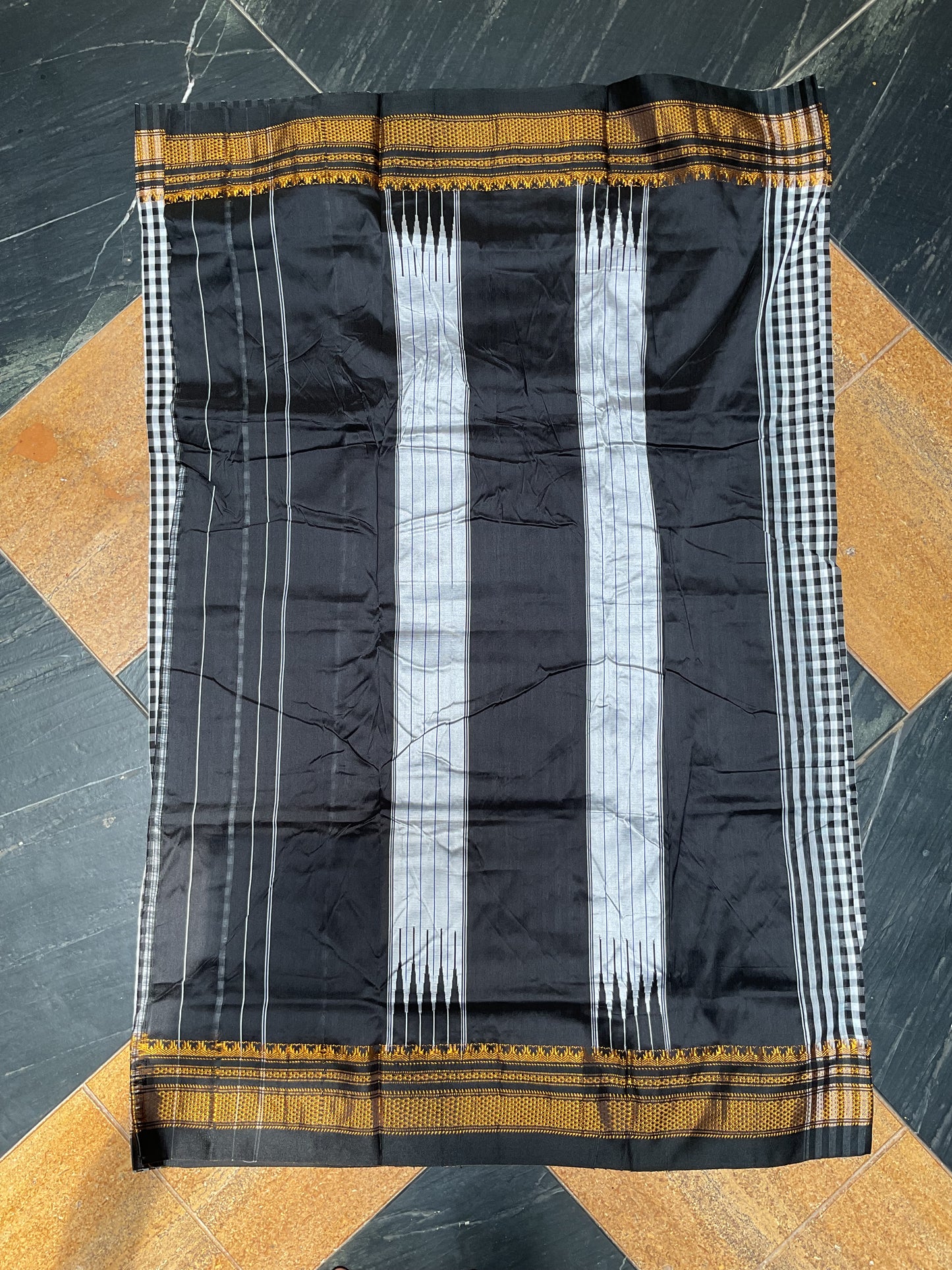 Tum Tum Checks Traditional Ilkal Saree – Black & White with Silver Pallu