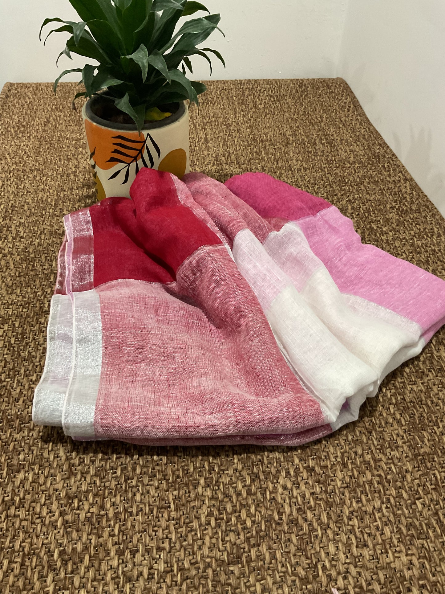 Handloom Linen saree(pink n white)
