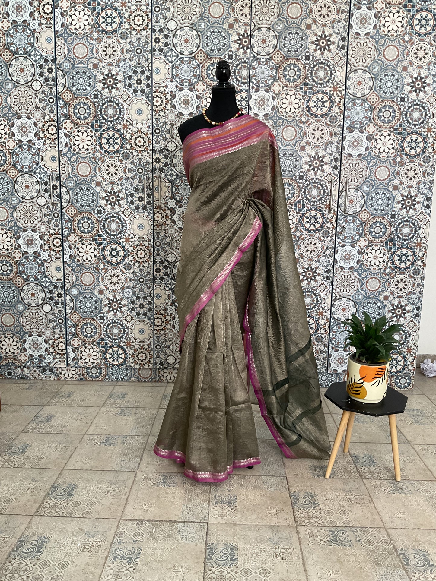 Crush tissue saree
