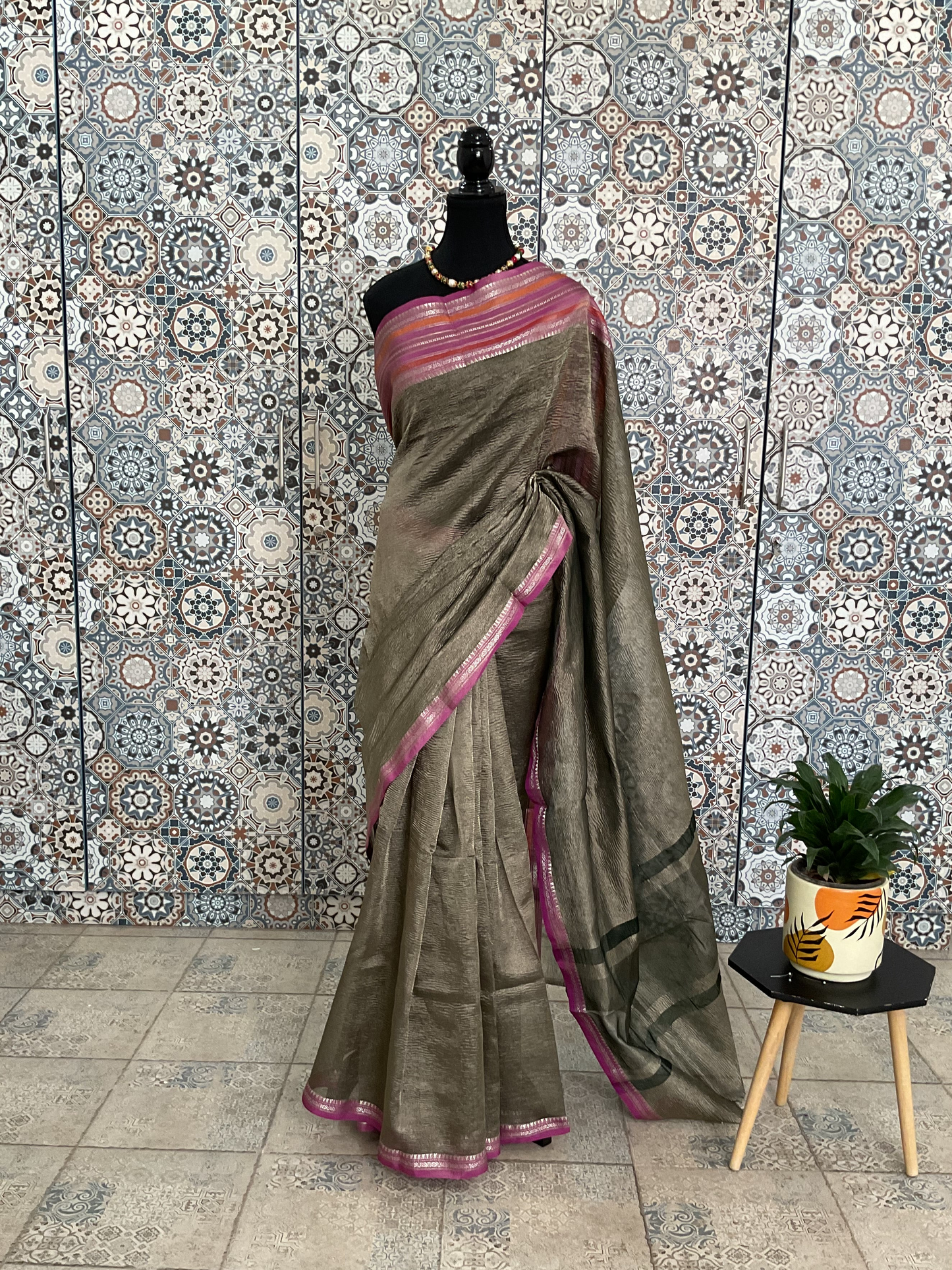 Crush tissue saree