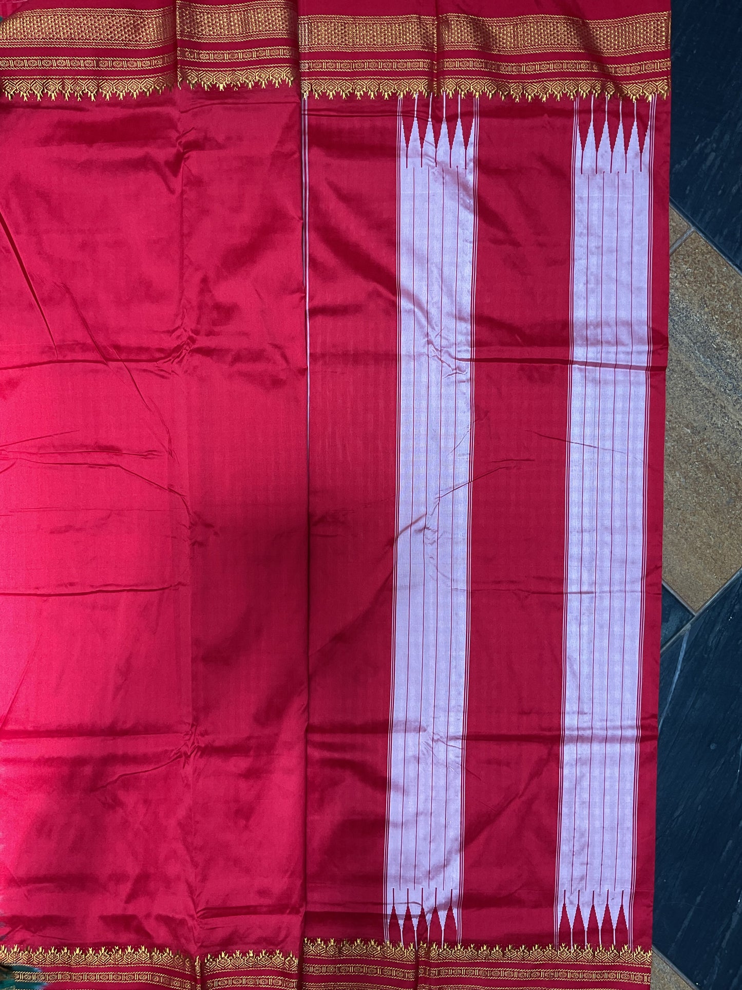 Tum Tum Checks Traditional Ilkal Saree – Red with Silver Pallu
