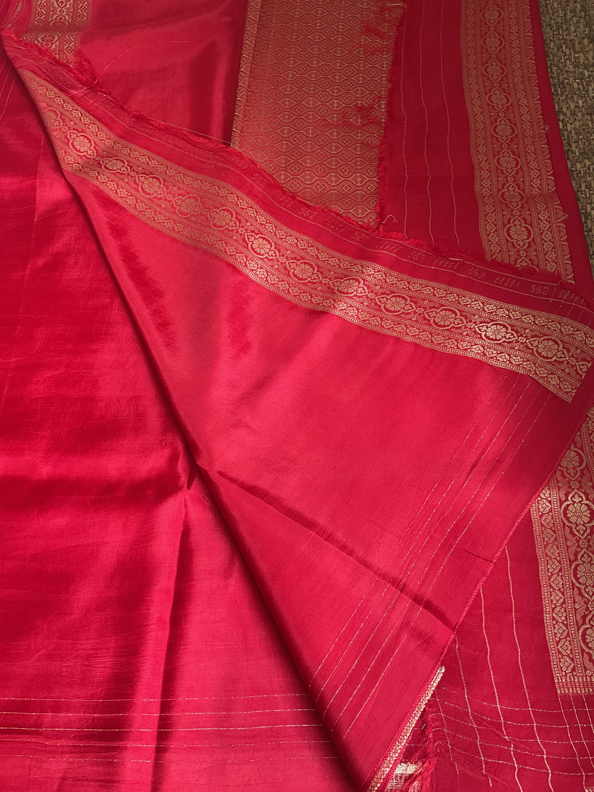 Viscose crepe saree-Maroon Traditional Woven Motifs & Contrast Pallu