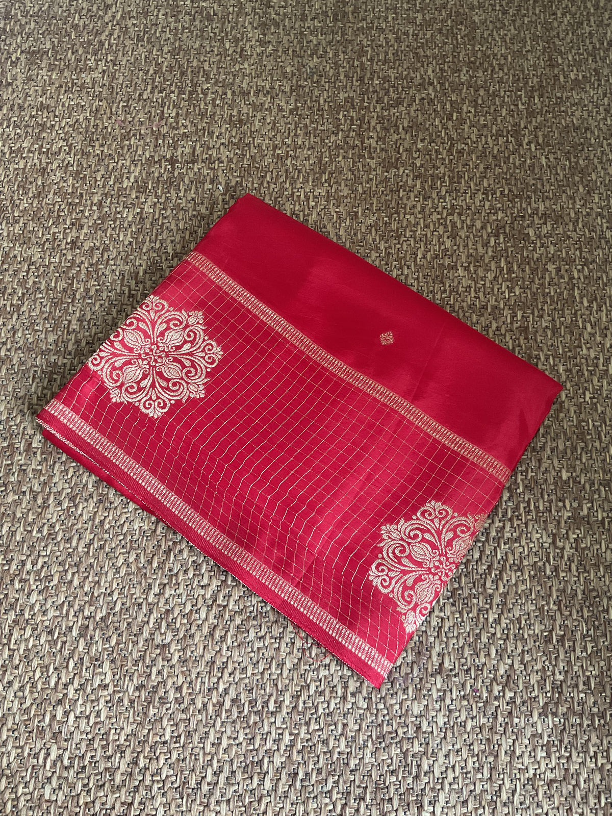 Viscose crepe saree-Maroon Traditional Woven Motifs & Contrast Pallu