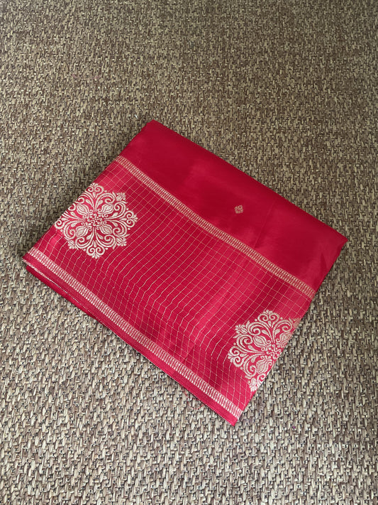 Viscose crepe saree-Maroon Traditional Woven Motifs & Contrast Pallu
