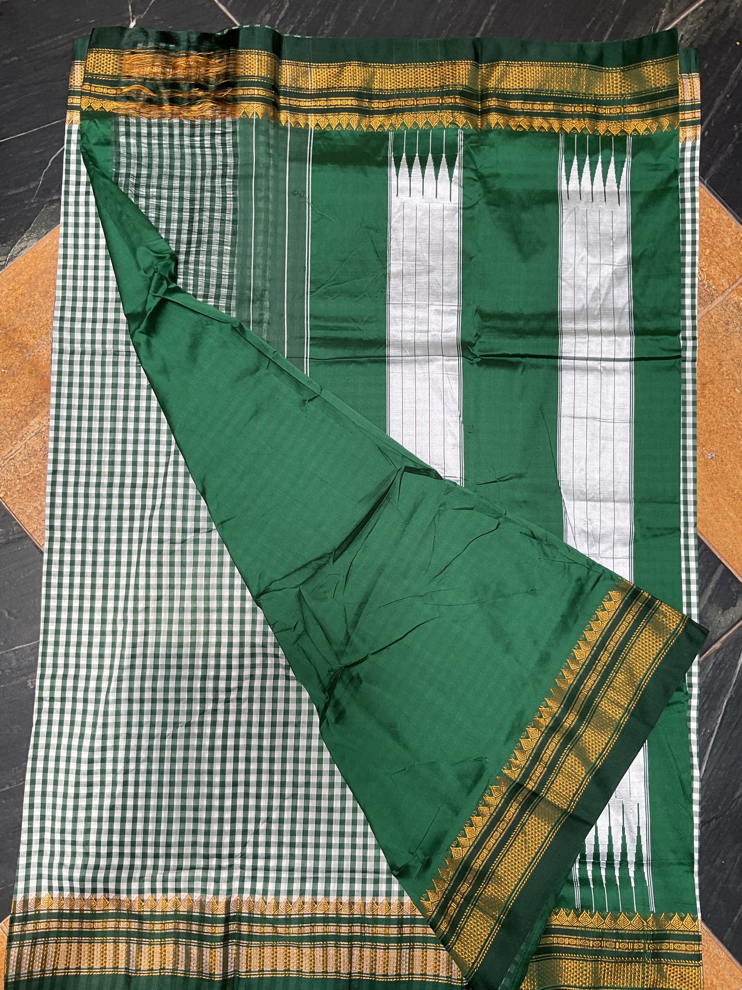 Tum Tum Checks Traditional Ilkal Saree – Green & White with Silver Pallu