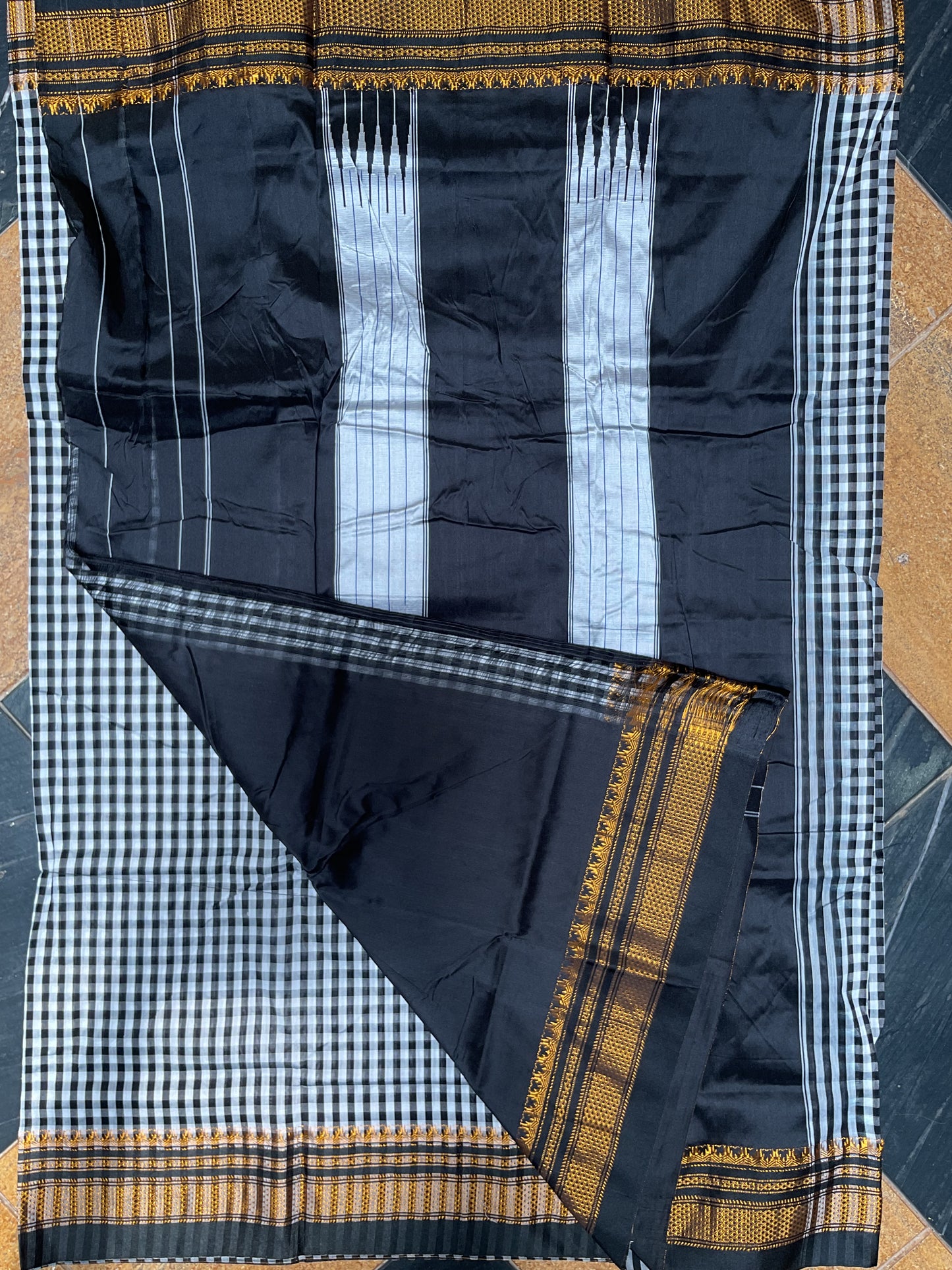 Tum Tum Checks Traditional Ilkal Saree – Black & White with Silver Pallu