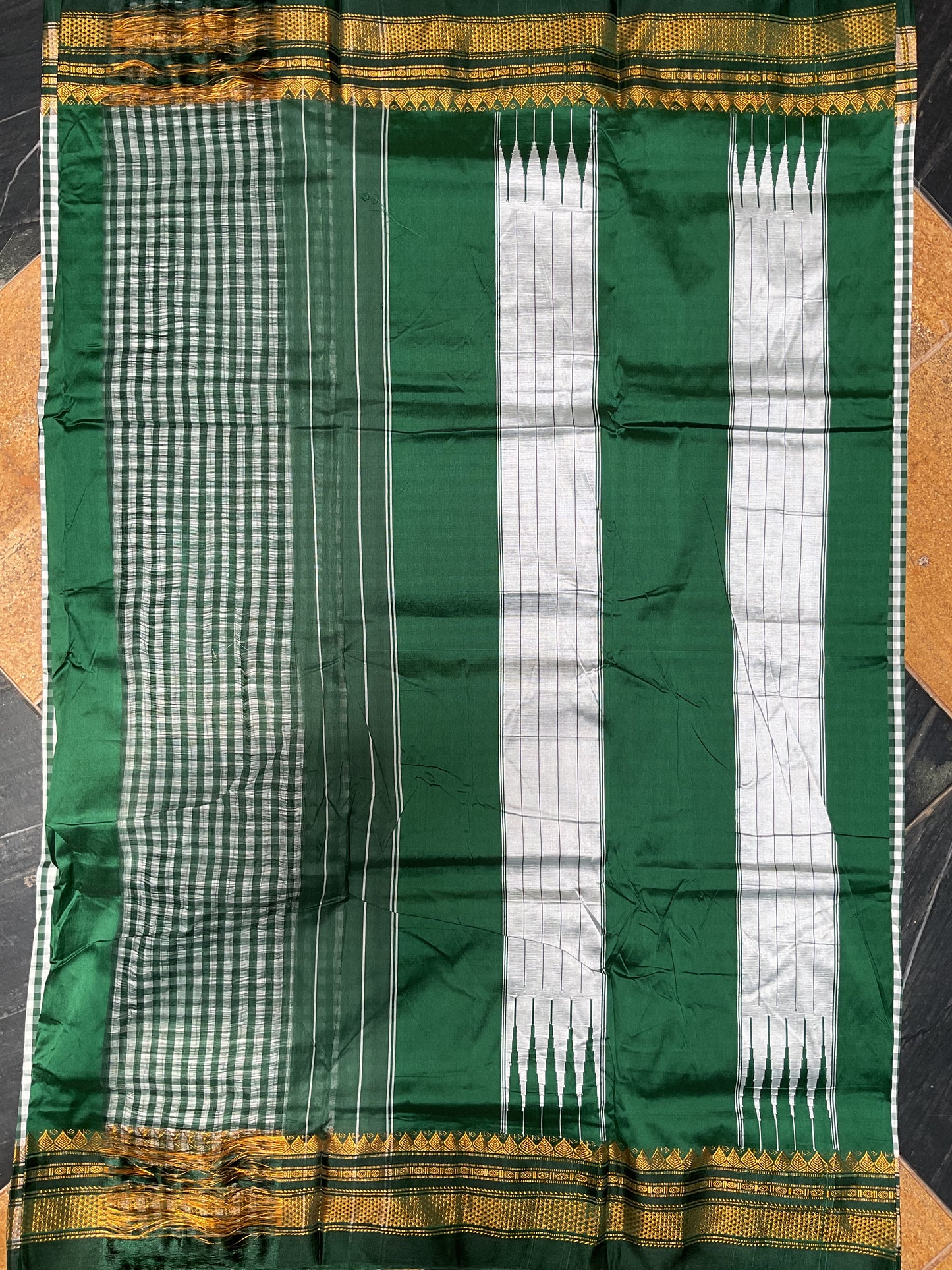 Tum Tum Checks Traditional Ilkal Saree – Green & White with Silver Pallu