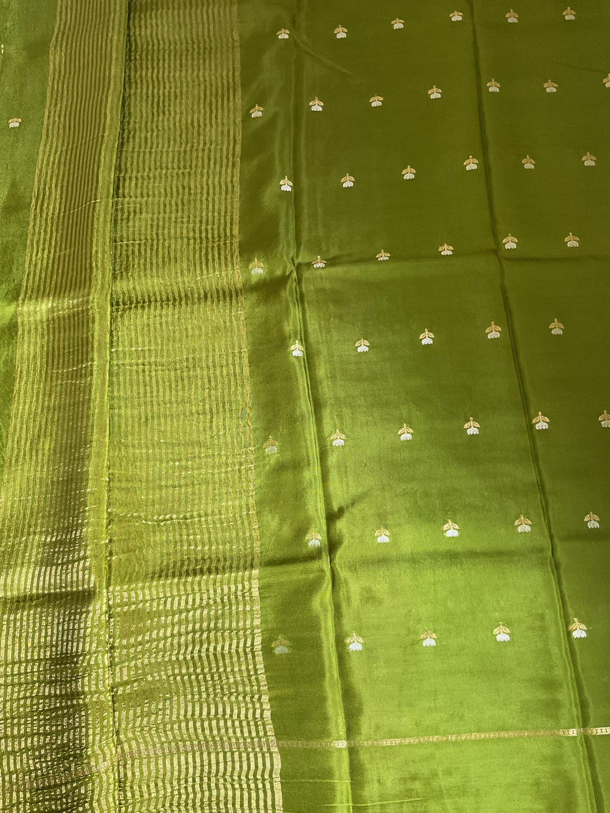 Viscose crepe saree- Parrot Green & Rani Pink with Floral Buta