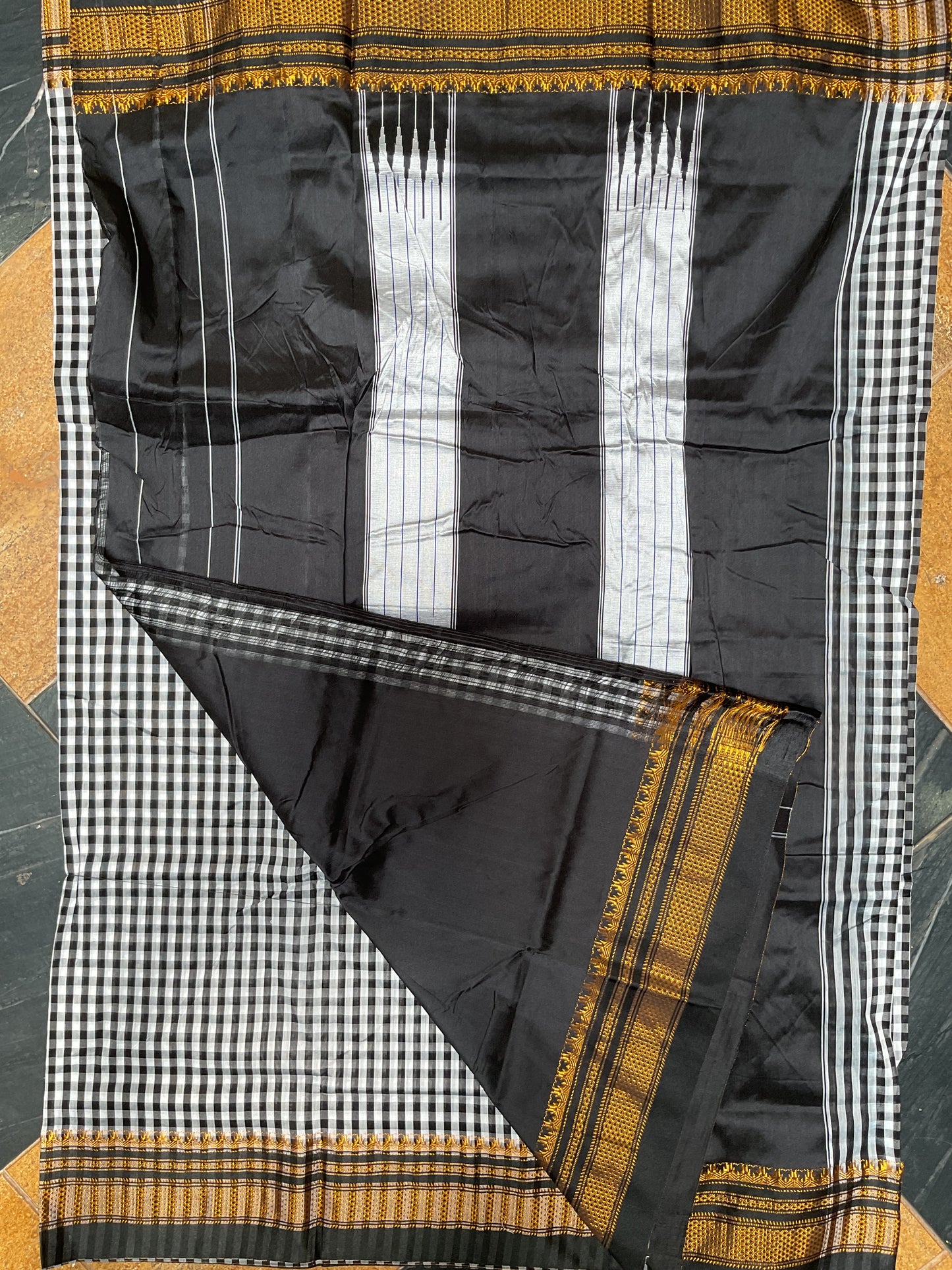Tum Tum Checks Traditional Ilkal Saree – Black & White with Silver Pallu
