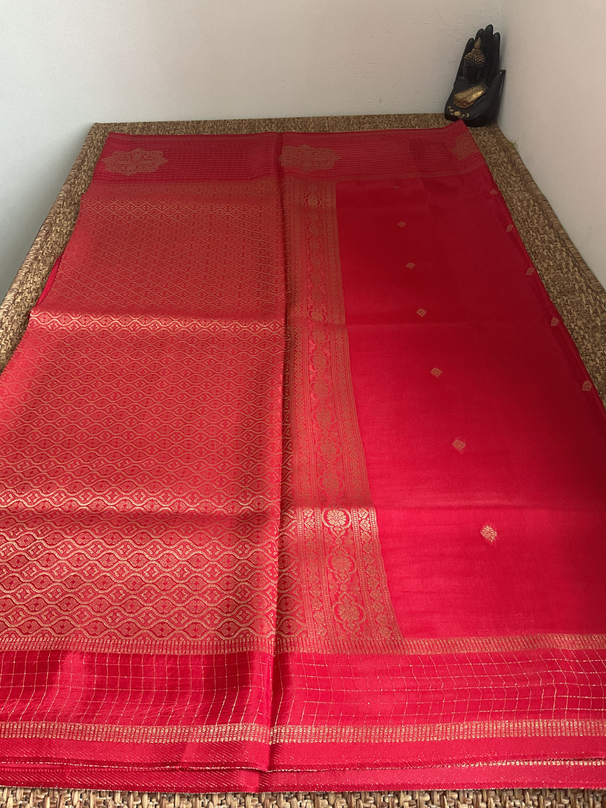 Viscose crepe saree-Maroon Traditional Woven Motifs & Contrast Pallu