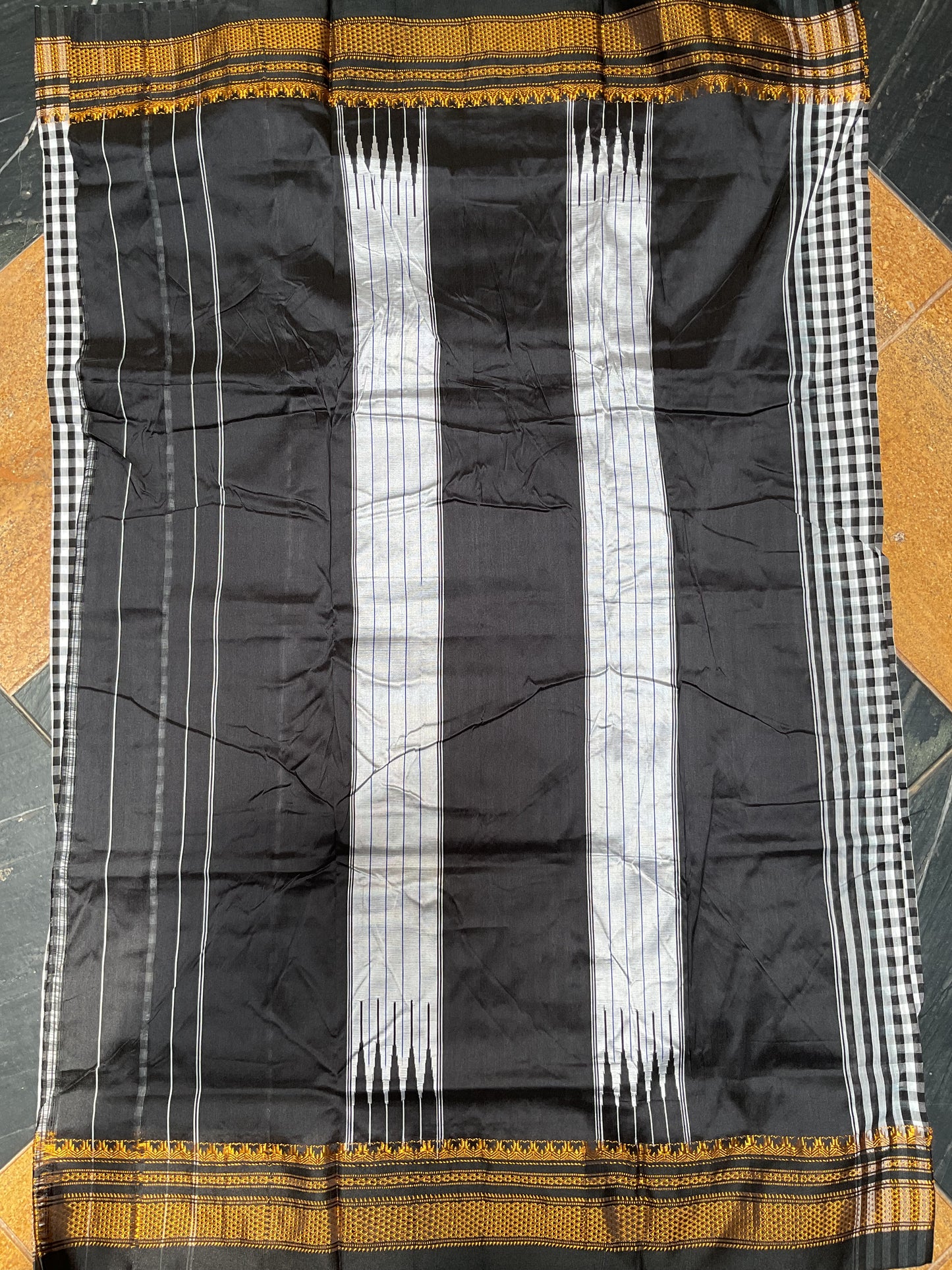 Tum Tum Checks Traditional Ilkal Saree – Black & White with Silver Pallu